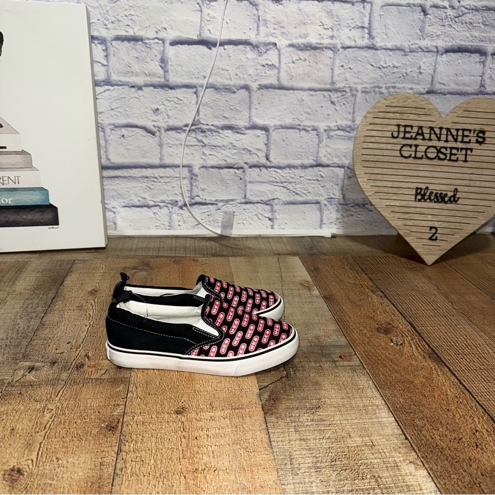 H-E-B Brand Shop Unisex Slip-on Sneaker 
Size 2 
Great condition